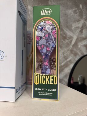 Wicked Glow with Glinda Purple Floral Detangler by Wet Brush